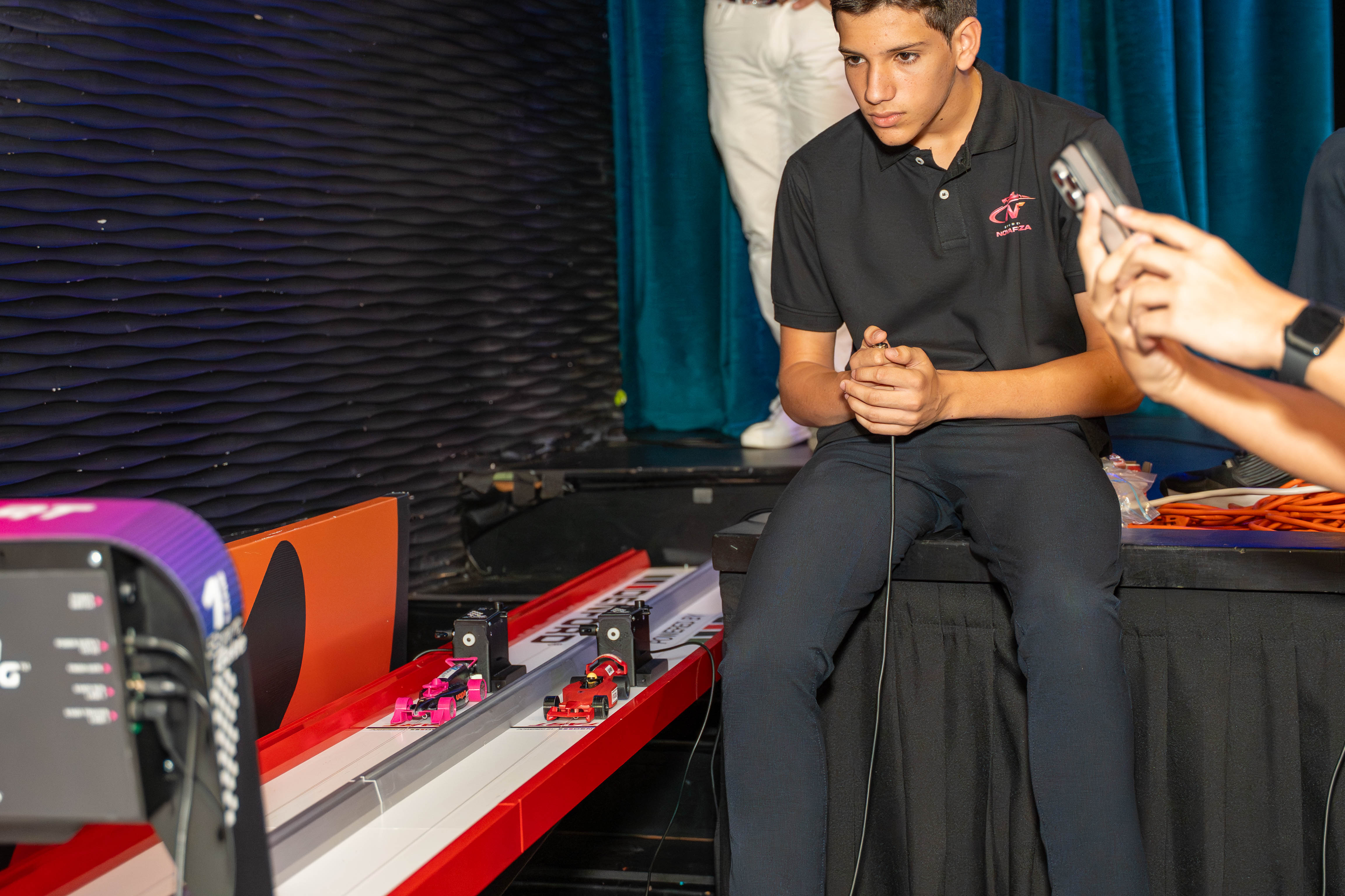 Estudiante concentrado durante la carrera STEM Racing